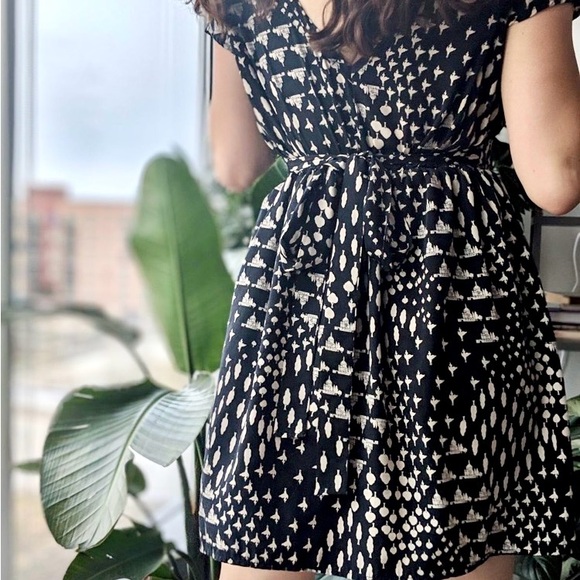 MODCLOTH/HONEYPUNCH V-Neck Cap Sleeve Fit & Flare Black Dress Short - Picture 2 of 4